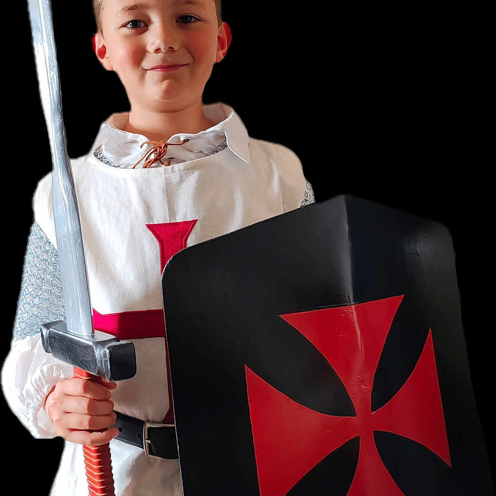Nöa a rejoint le concours — aidez-le/la à gagner de superbes lots ! armor, boy, child, costume, dressup, fantasy, fun, knight, medieval, person, play, portrait, red_cross, roleplay, shield, smile, sword, toy, white_tunic, young
