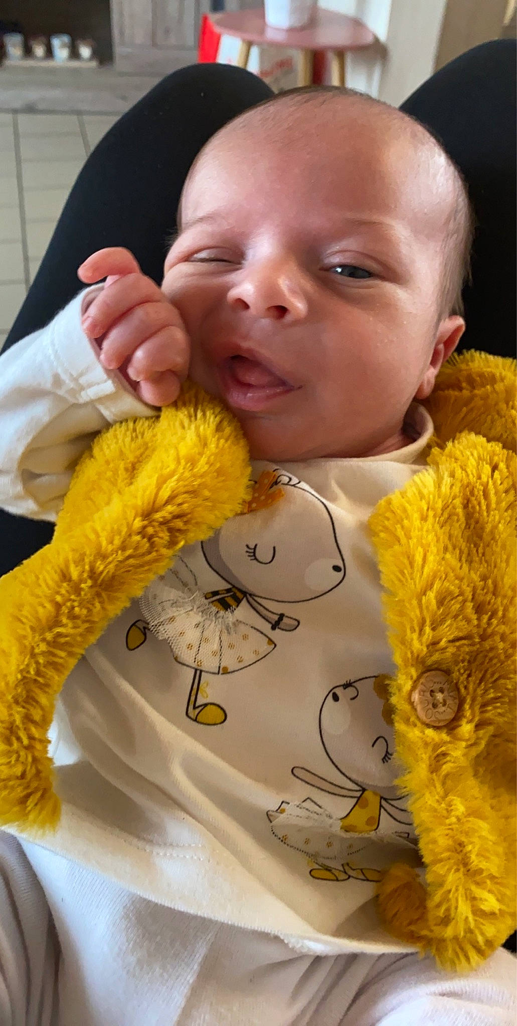 Lylia participe au concours pour gagner de l'argent avec cette photo : baby, cheek, child, nose, outerwear, person, skin, smile, stuffed_toy, teddy_bear, toddler, toy, yellow