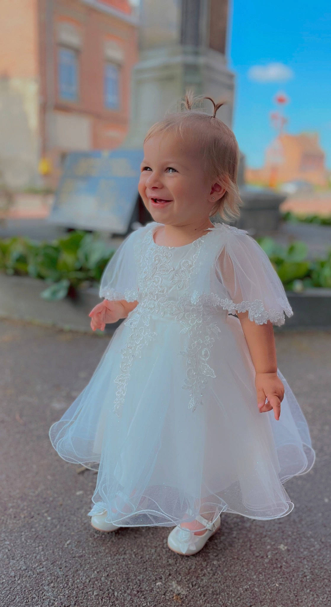 Lylia a rejoint le concours — aidez-le/la à gagner de superbes lots ! baby, baby_toddler_clothing, bridal_accessory, bridal_clothing, bridal_party_dress, dress, eye, formal_wear, fun, gesture, gown, grass, hair, happy, joy, person, pink, plant, skin, sky