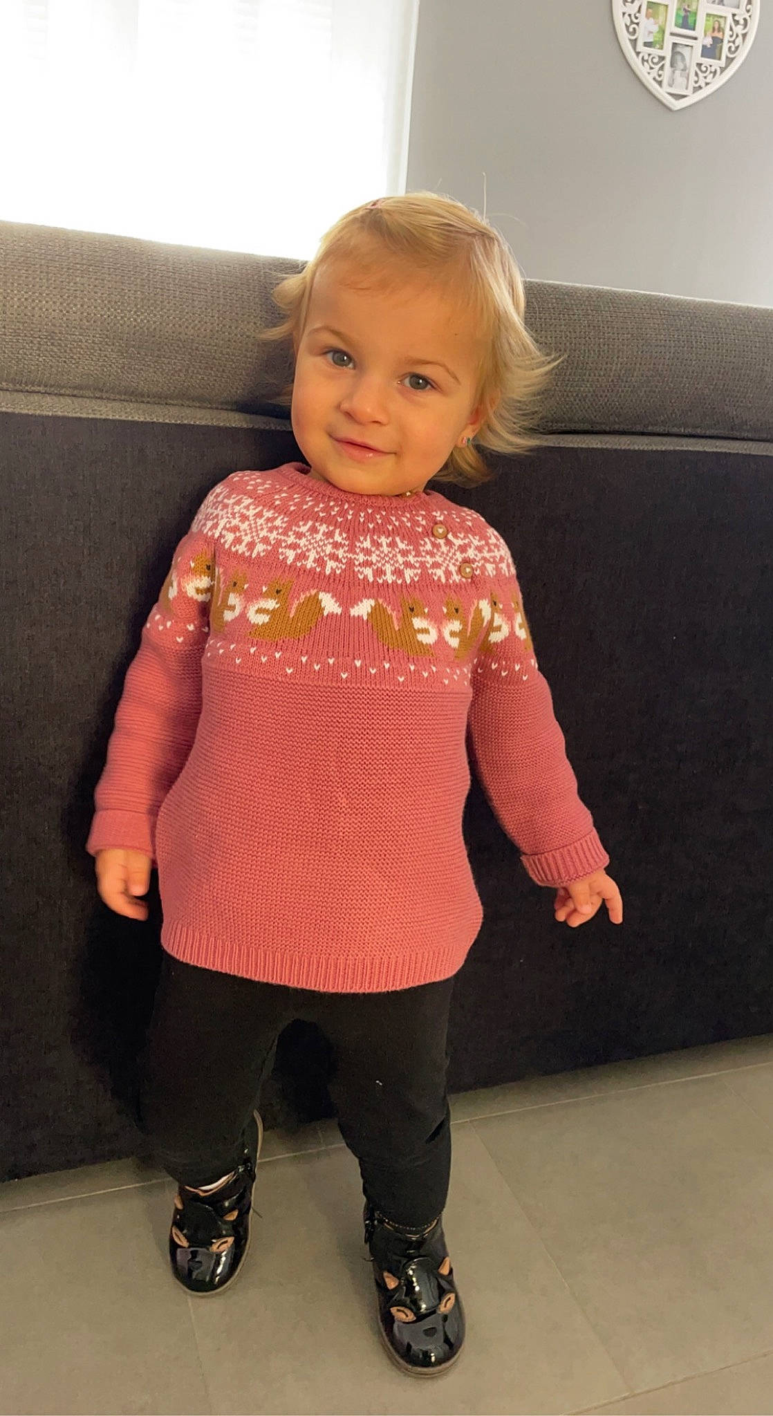 Lylia a rejoint le concours — aidez-le/la à gagner de superbes lots ! baby_toddler_clothing, cheek, clothing, floor, hairstyle, head, human_body, joint, joy, knee, neck, organ, outerwear, person, product, shoulder, skin, sleeve, smile, sportswear