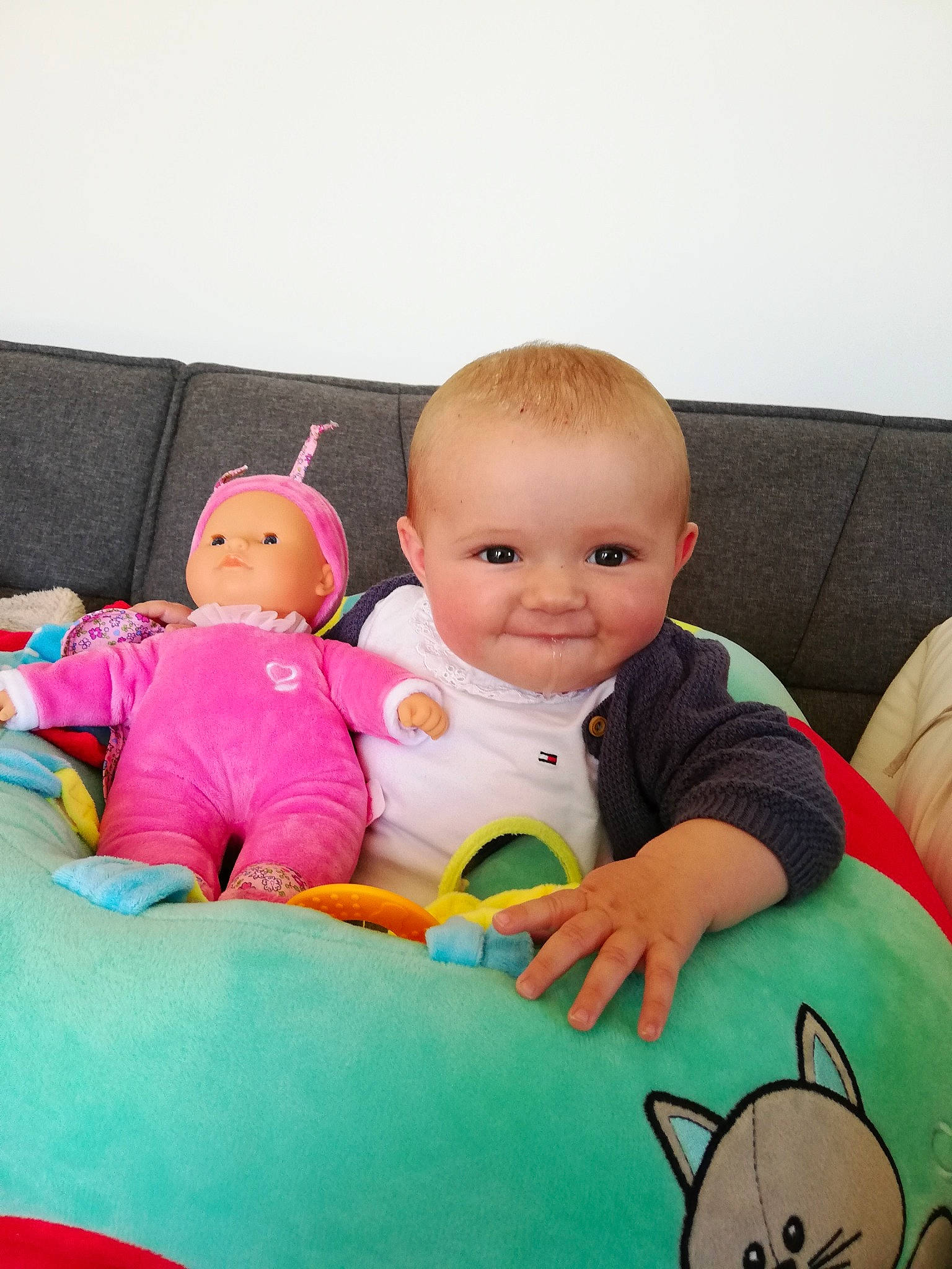 Line participe au concours pour gagner de l'argent avec cette photo : arm, baby, baby_toddler_clothing, comfort, eye, facial_expression, finger, happy, head, human, joy, lap, leisure, mammal, organ, person, skin, smile, t_shirt, toddler