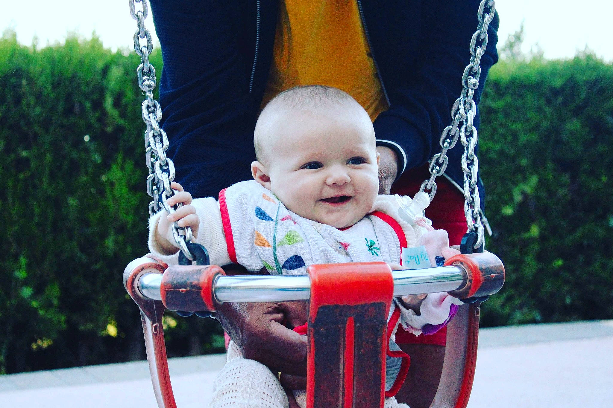 Line a rejoint le concours — aidez-le/la à gagner de superbes lots ! baby, baby_toddler_clothing, black, child, city, electric_blue, event, fun, grass, happy, joy, leisure, person, photograph, playground, recreation, sleeve, smile, snapshot, swing