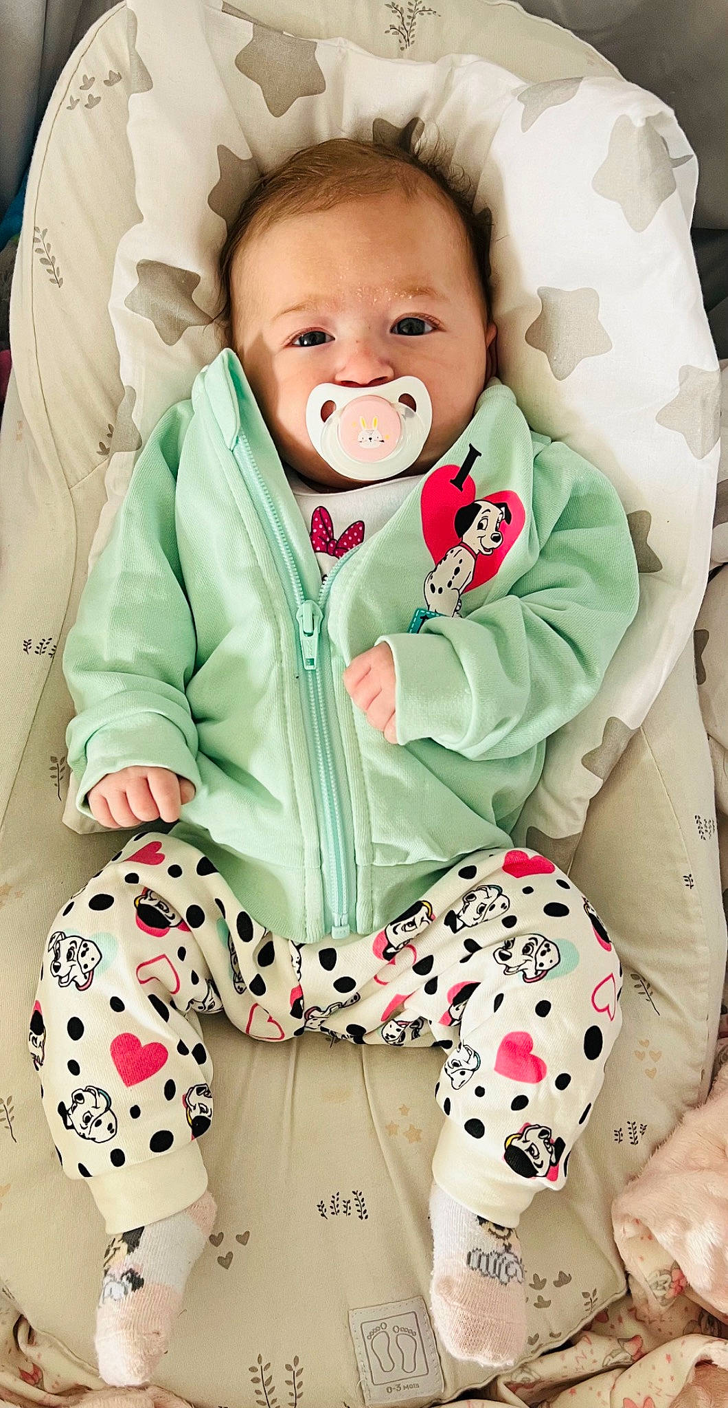 Keyla participe au concours pour gagner de l'argent avec cette photo : baby, baby_toddler_clothing, blazer, cheek, child, collar, comfort, dress_shirt, face, green, happy, head, linens, pattern, person, pink, sitting, sleeve, textile, toddler