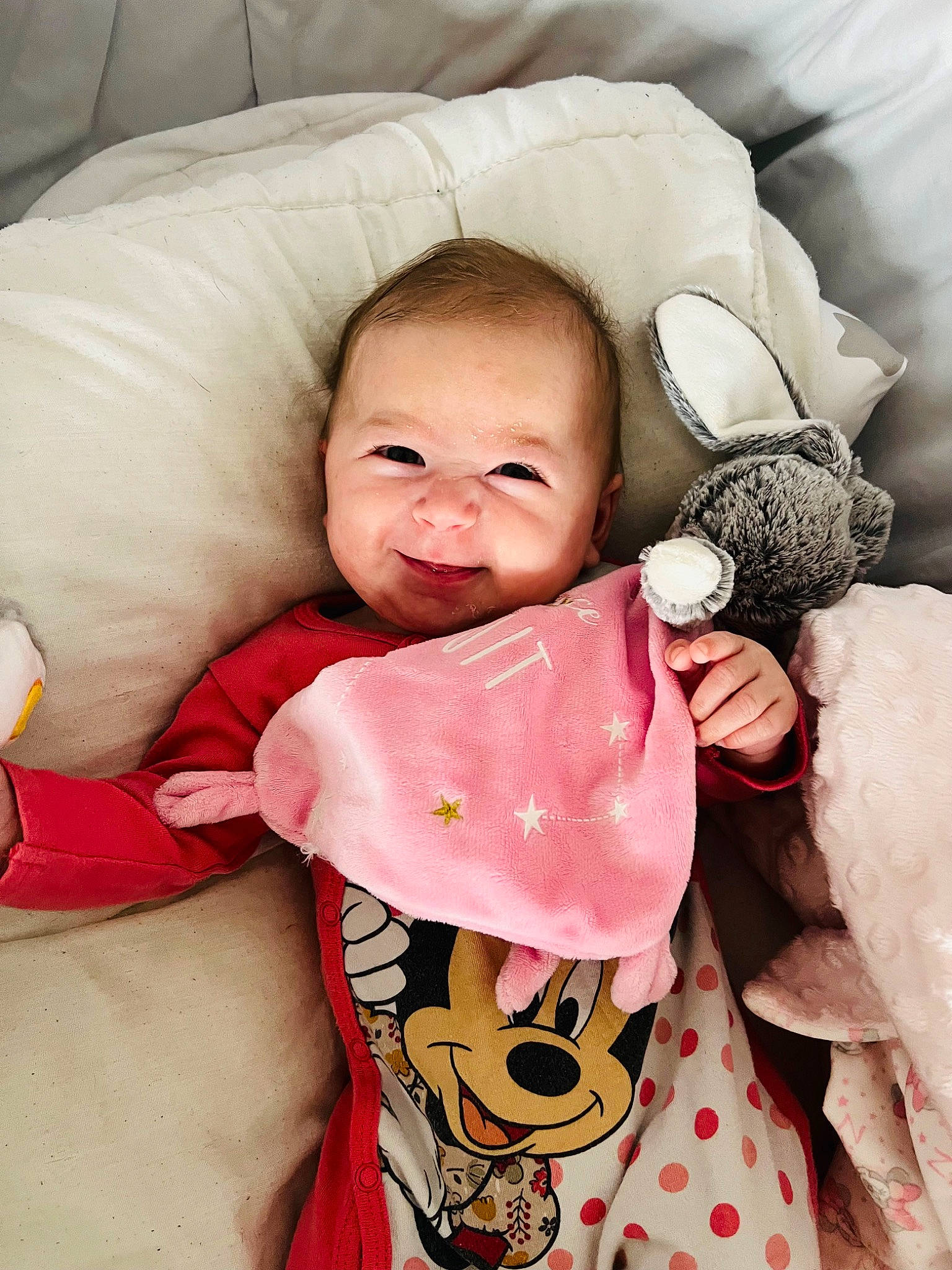 Keyla a rejoint le concours — aidez-le/la à gagner de superbes lots ! baby, baby_products, baby_sleeping, baby_toddler_clothing, cheek, child, comfort, eye, finger, happy, linens, pattern, peach, person, pink, sitting, skin, sleeve, smile, textile