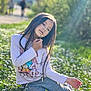 Yuna Lepertel a rejoint le concours — aidez-le/la à gagner de superbes lots ! child, girl, flower, daisy, grass, outdoor, nature, sunlight, long_hair, plaid_pants, casual_clothing, sitting, portrait, relaxed, daylight, greenery, peaceful, soft_light, young, scenic