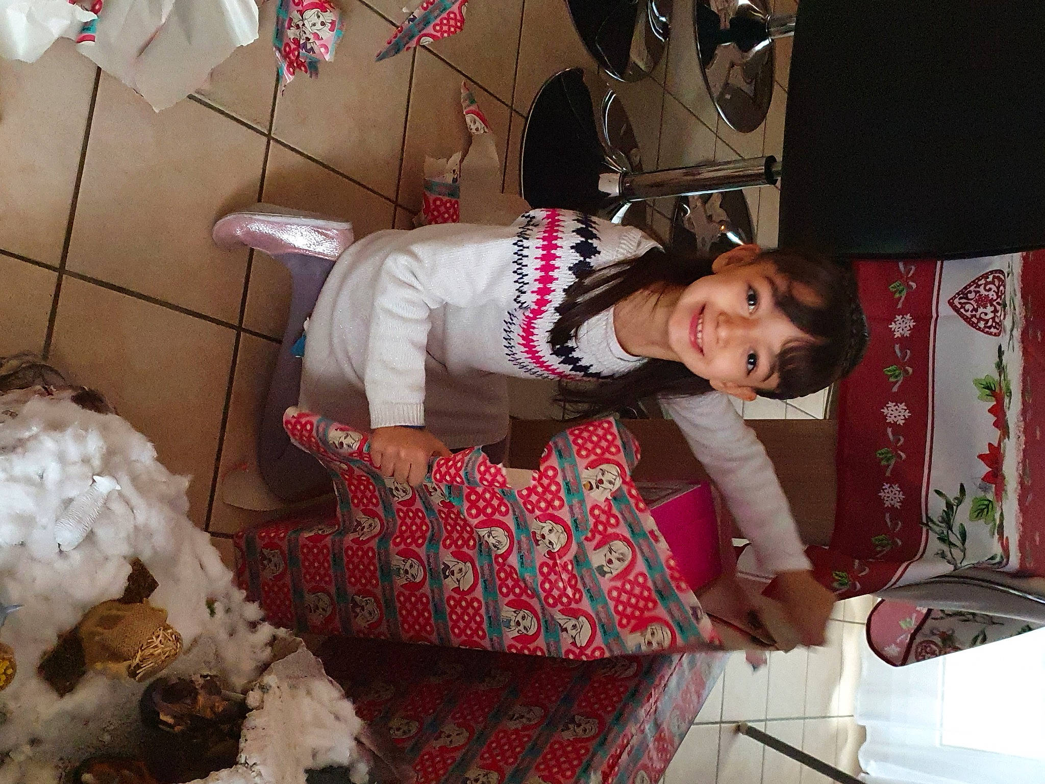 Lise a rejoint le concours — aidez-le/la à gagner de superbes lots ! automotive_design, automotive_lighting, event, family_car, fashion_design, fun, fur, joy, luxury_vehicle, motor_vehicle, pattern, person, personal_luxury_car, pink, room, smile, street_fashion, textile, trunk, vehicle_door