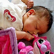 Nelly participe au concours pour gagner de l'argent avec cette photo : baby, sleeping, infant, pacifier, plush_toy, pink, blanket, cozy, cute, peaceful, child, soft, comfort, indoors, rest, young, portrait, toddler, face, hand
