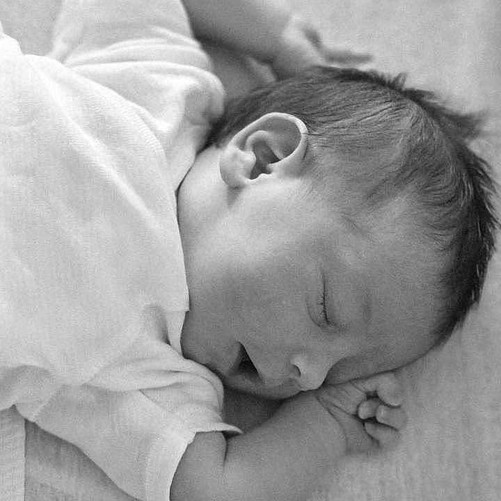 Nelly participe au concours pour gagner de l'argent avec cette photo : baby, black_and_white, calm, child, close_up, cozy, cute, infant, lying_down, newborn, peace, peaceful, portrait, quiet, relaxation, resting, sleeping, small_hands, soft_light, toddler