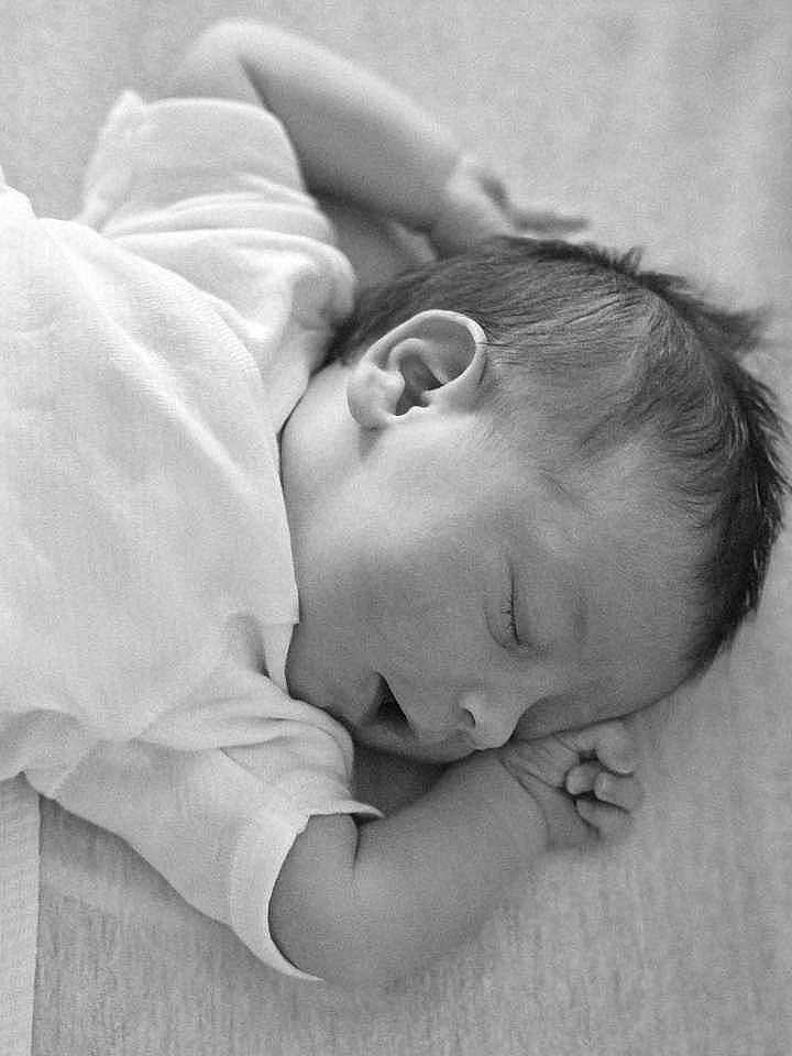 Nelly participe au concours pour gagner de l'argent avec cette photo : baby, sleeping, infant, black_and_white, peaceful, close_up, soft_light, newborn, portrait, cozy, resting, cute, child, small_hands, peace, quiet, relaxation, toddler, lying_down, calm