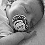 Nelly participe au concours pour gagner de l'argent avec cette photo : baby, sleeping, pacifier, infant, close_up, black_and_white, peaceful, child, soft_texture, cute, resting, newborn, hand, face, calm, portrait, monochrome, young, comfort, quiet