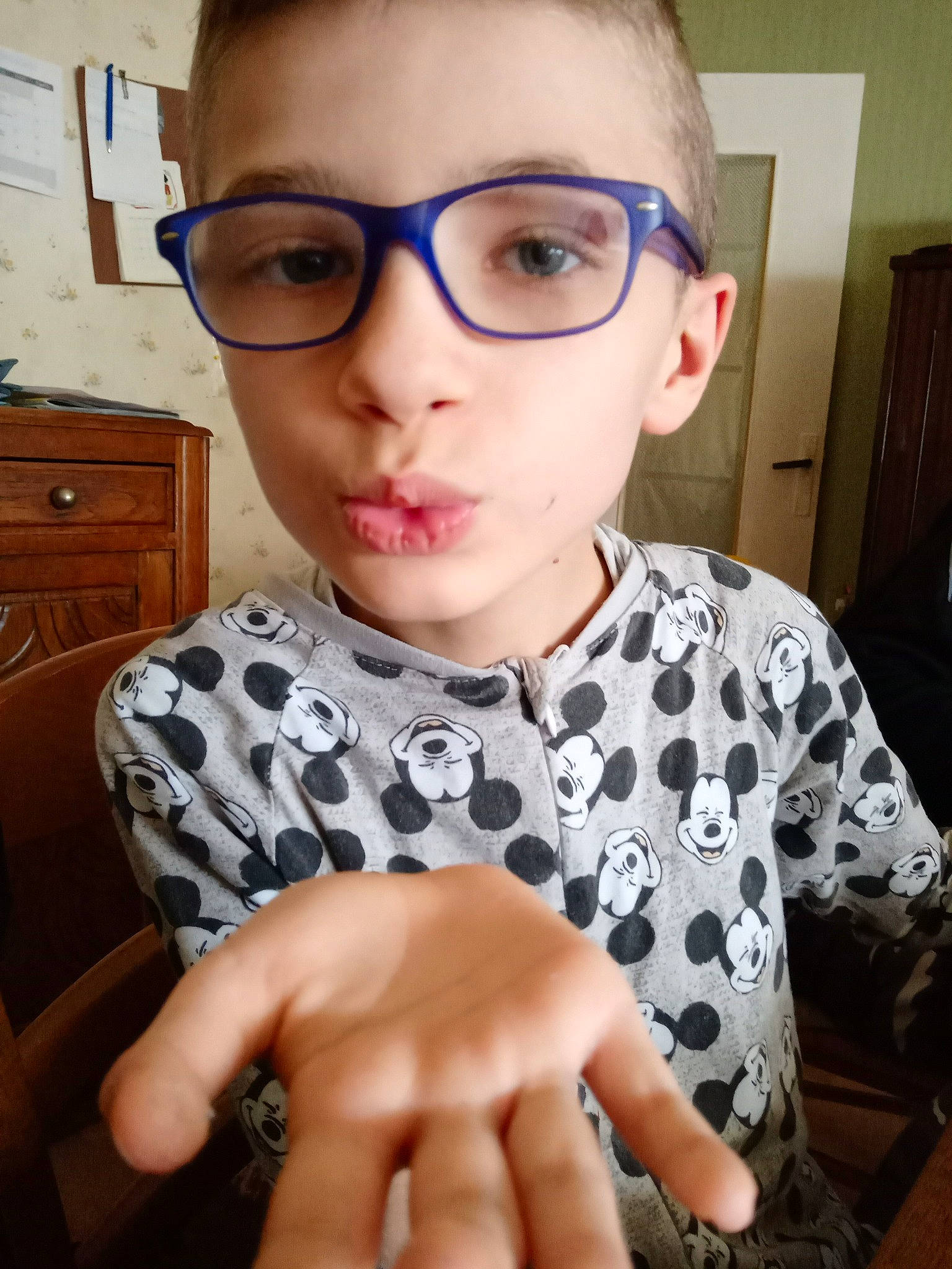 Dylan participe au concours pour gagner de l'argent avec cette photo : cheek, child, cool, eye, eyebrow, eyewear, face, finger, forehead, fun, glasses, hair, hand, head, lip, nose, person, selfie, sunglasses, toddler