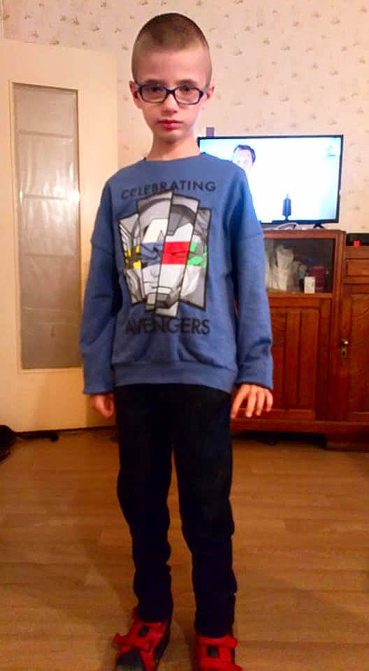 Dylan participe au concours pour gagner de l'argent avec cette photo : clothing, glasses, jacket, jeans, outerwear, person, pocket, sleeve, standing, sweater, t_shirt, top