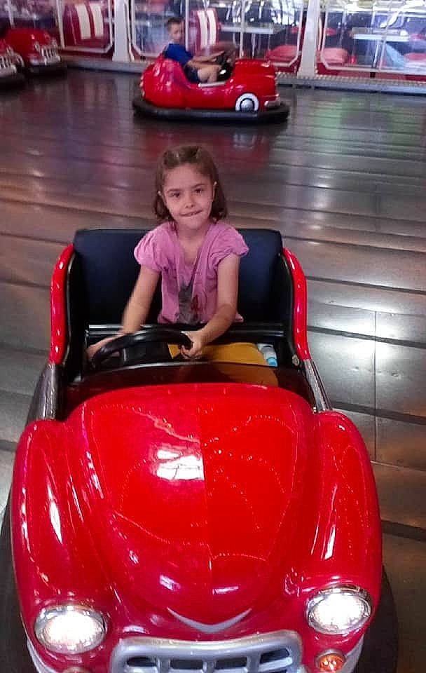 Maylis a rejoint le concours — aidez-le/la à gagner de superbes lots ! blurred, car, classic_car, coupe, joy, person, race_car, sports_car, vehicle