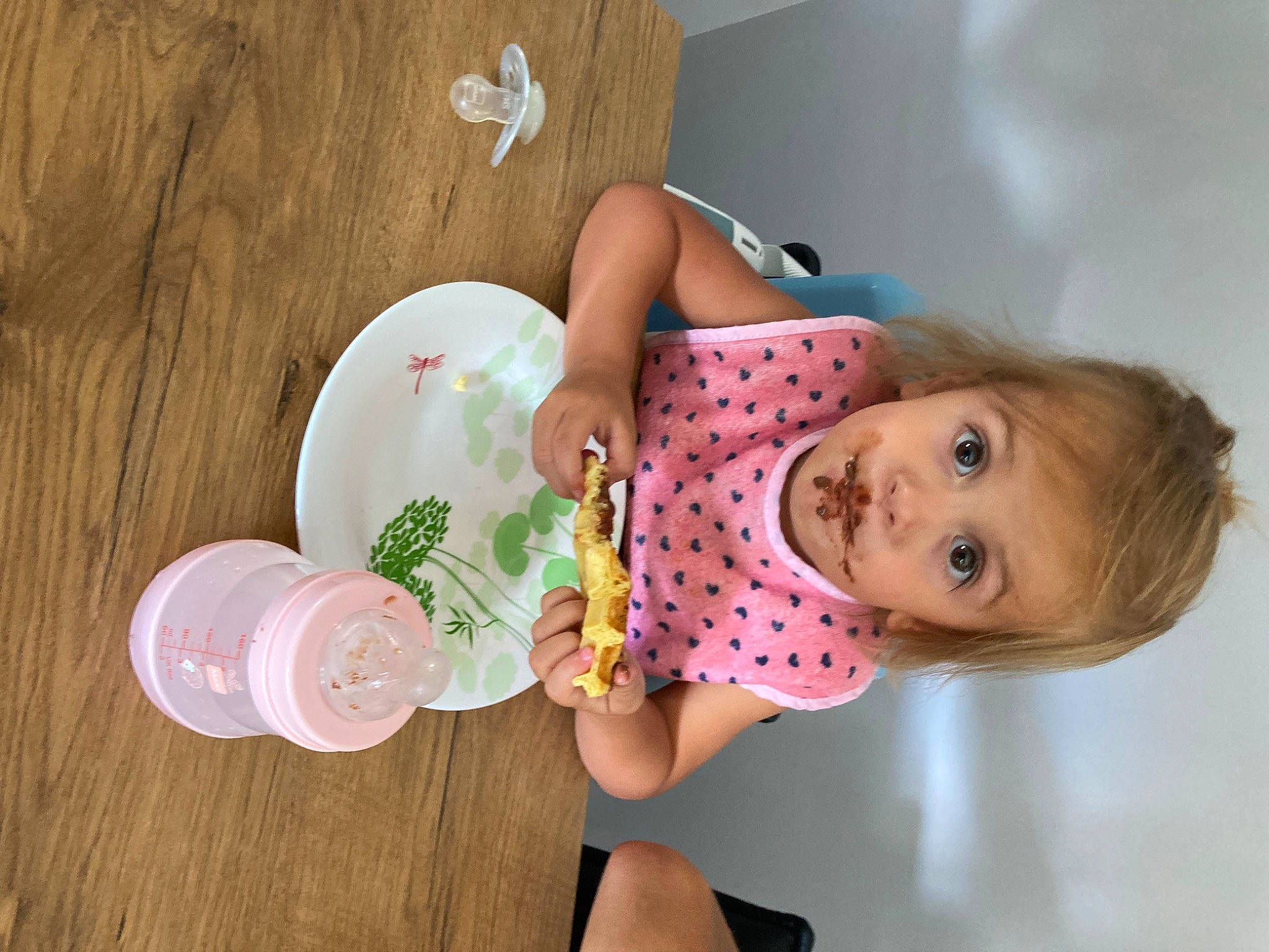 Zélie a rejoint le concours — aidez-le/la à gagner de superbes lots ! baby_toddler_clothing, child, circle, dishware, drinkware, fun, happy, linens, magenta, party_supply, pattern, peach, person, pink, room, skin, surprise, sweetness, teacup, textile