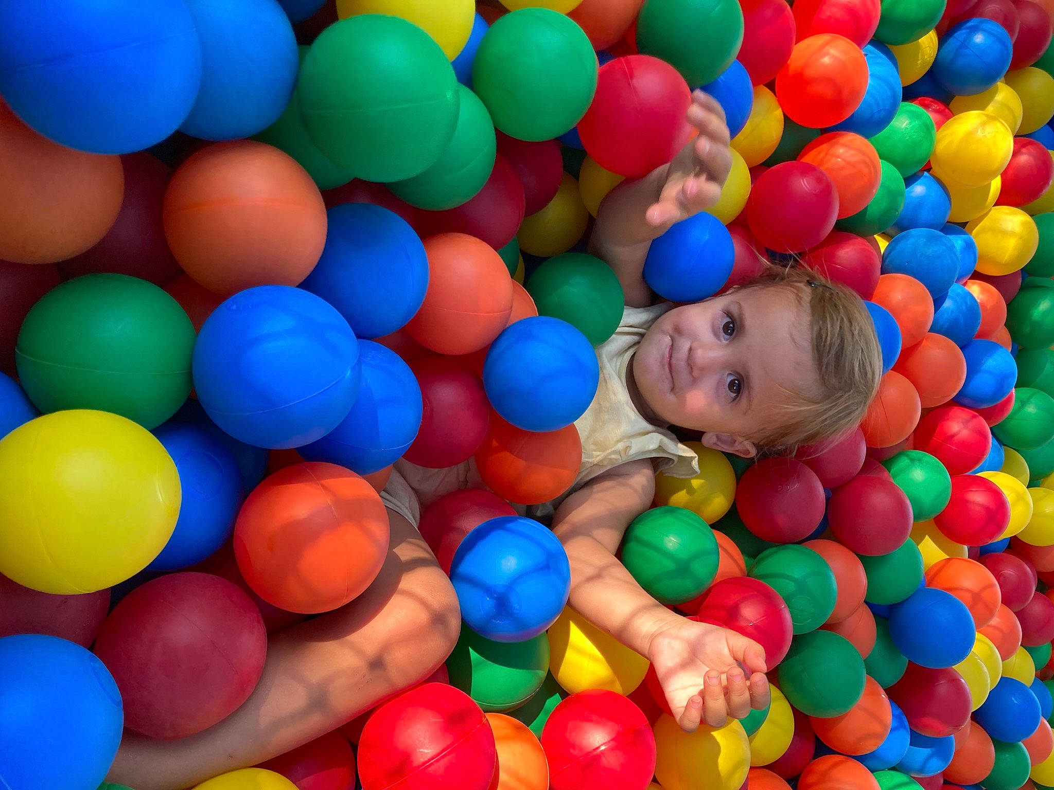 Zélie a rejoint le concours — aidez-le/la à gagner de superbes lots ! baby, ball_pit, child, circle, electric_blue, event, fun, happy, joy, leisure, mixture, party_supply, person, plastic, play, playground, product, toddler, yellow