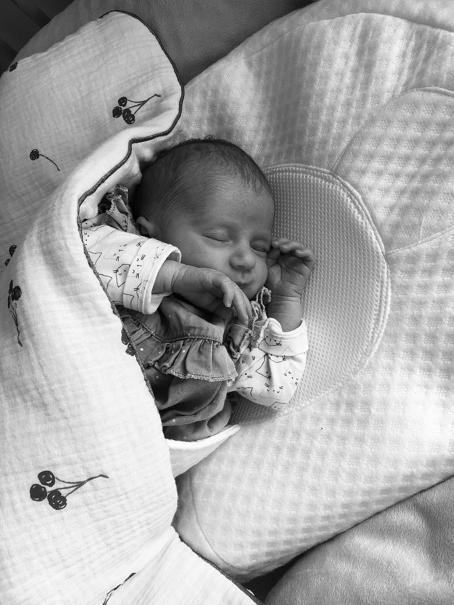 Zélie a rejoint le concours — aidez-le/la à gagner de superbes lots ! arm, baby, beauty, black_and_white, child, comfort, eye, gesture, grey, happy, linens, mammal, monochrome, monochrome_photography, person, product, room, style, textile, toddler