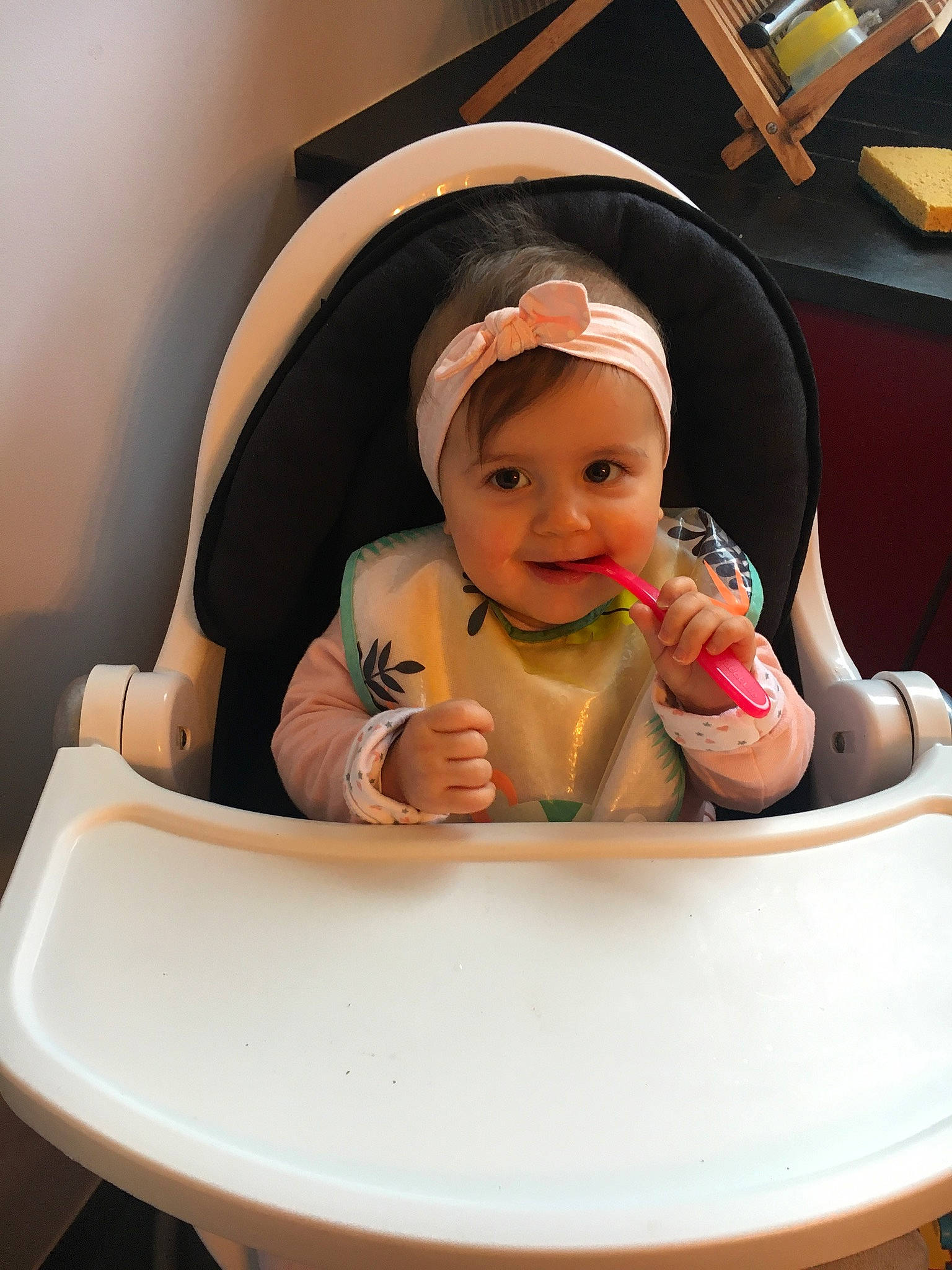 Zélie participe au concours pour gagner de l'argent avec cette photo : baby, baby_products, baby_safety, baby_toddler_clothing, bathing, chair, cheek, child, circle, comfort, dishware, fun, headwear, joy, oval, person, room, sitting, skin, smile