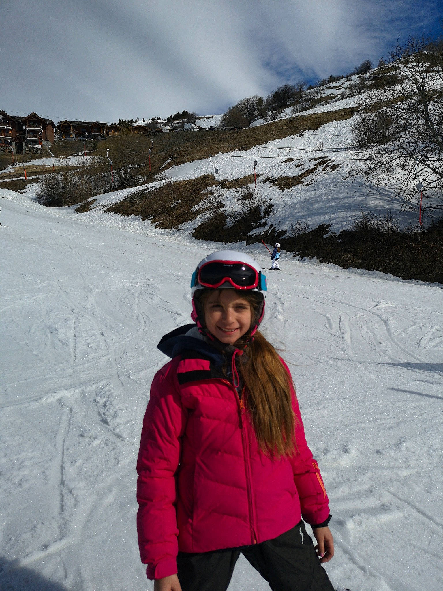 Anais participe au concours pour gagner de l'argent avec cette photo : adventure, bonnet, freezing, geological_phenomenon, glacial_landform, goggles, headgear, headwear, hill_station, hood, ice_cap, jacket, joy, person, personal_protective_equipment, piste, playing_in_the_snow, precipitation, recreation, slope