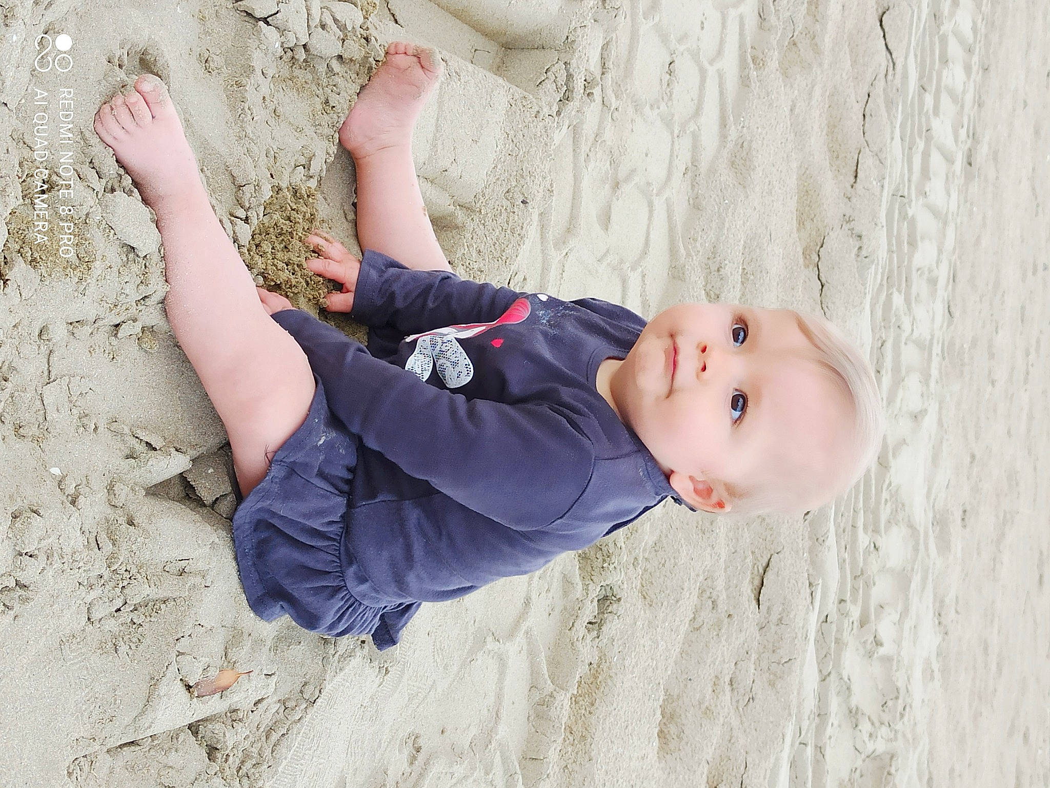 Kyarra participe au concours pour gagner de l'argent avec cette photo : adventure, child, foot, fun, hand, happy, head, human_leg, leg, leisure, people_in_nature, person, plant, recreation, sand, sitting, skin, thigh, toddler, tree
