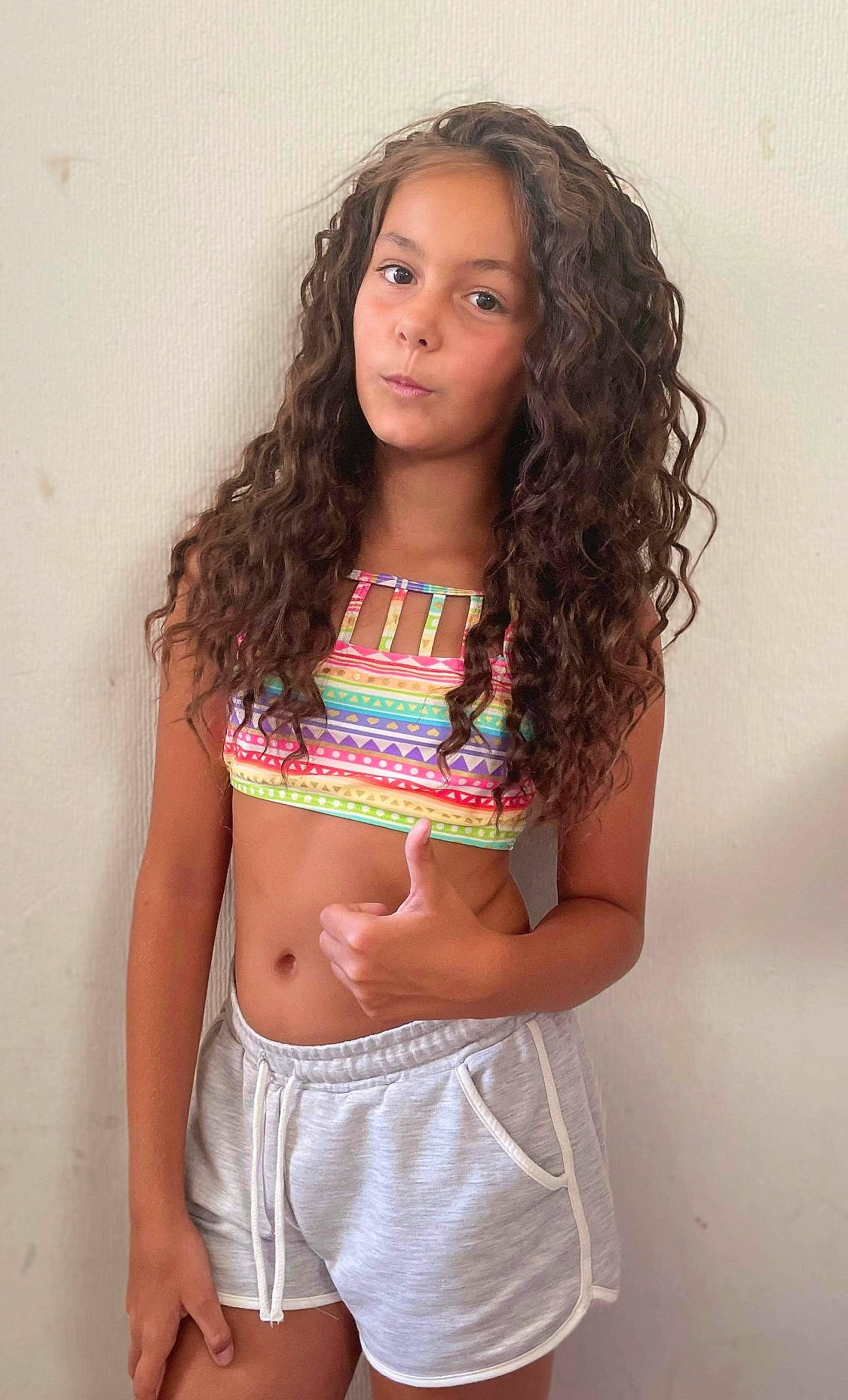 Célia a rejoint le concours — aidez-le/la à gagner de superbes lots ! black_hair, chest, clothing, eye, eyelash, face, flash_photography, hairstyle, happy, human_body, knee, lip, neck, person, shorts, skin, sleeve, t_shirt, thigh, trunk