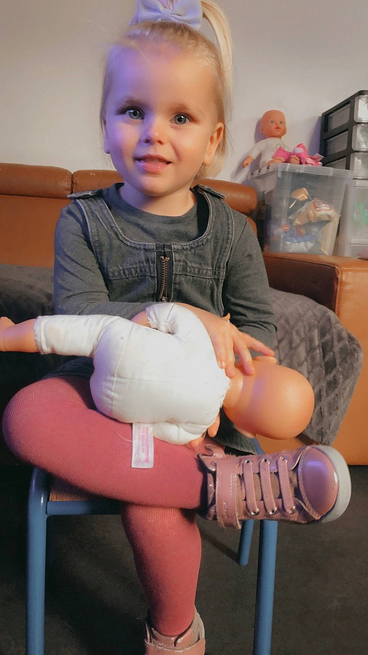 Gabrielle participe au concours pour gagner de l'argent avec cette photo : baby, baby_toddler_clothing, blurred, cheek, child, finger, fun, gesture, happy, joint, joy, knee, muscle, person, pink, shoulder, skin, sleeve, smile, standing