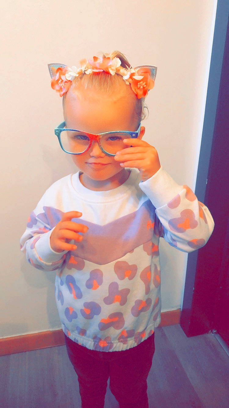 Gabrielle a rejoint le concours — aidez-le/la à gagner de superbes lots ! arm, azure, baby_toddler_clothing, electric_blue, eyewear, finger, glasses, goggles, happy, head, headgear, orange, person, personal_protective_equipment, pink, sleeve, smile, standing, sunglasses, toddler