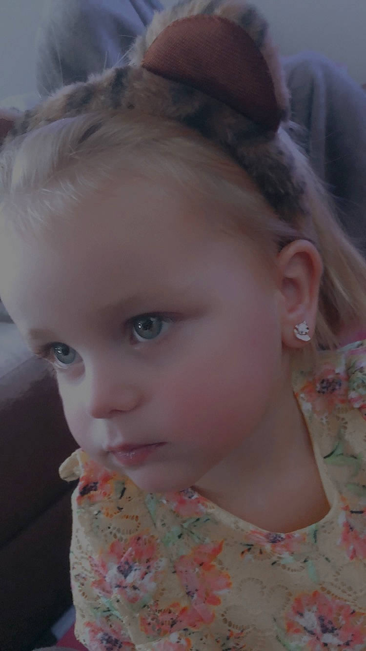 Gabrielle participe au concours pour gagner de l'argent avec cette photo : cheek, chin, doll, ear, eyebrow, eyelash, facial_expression, forehead, hair, hairstyle, human_body, iris, lip, neck, nose, organ, outerwear, person, pink, skin