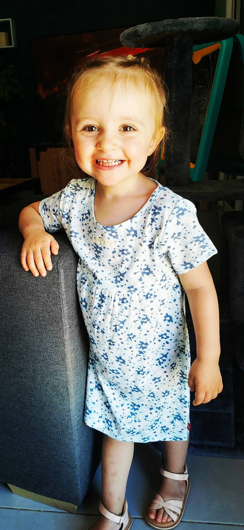 Mya a rejoint le concours — aidez-le/la à gagner de superbes lots ! arm, baby_toddler_clothing, day_dress, face, flash_photography, gesture, hair, hairstyle, happy, iris, joint, joy, one_piece_garment, person, photograph, shoulder, skin, sleeve, smile, standing