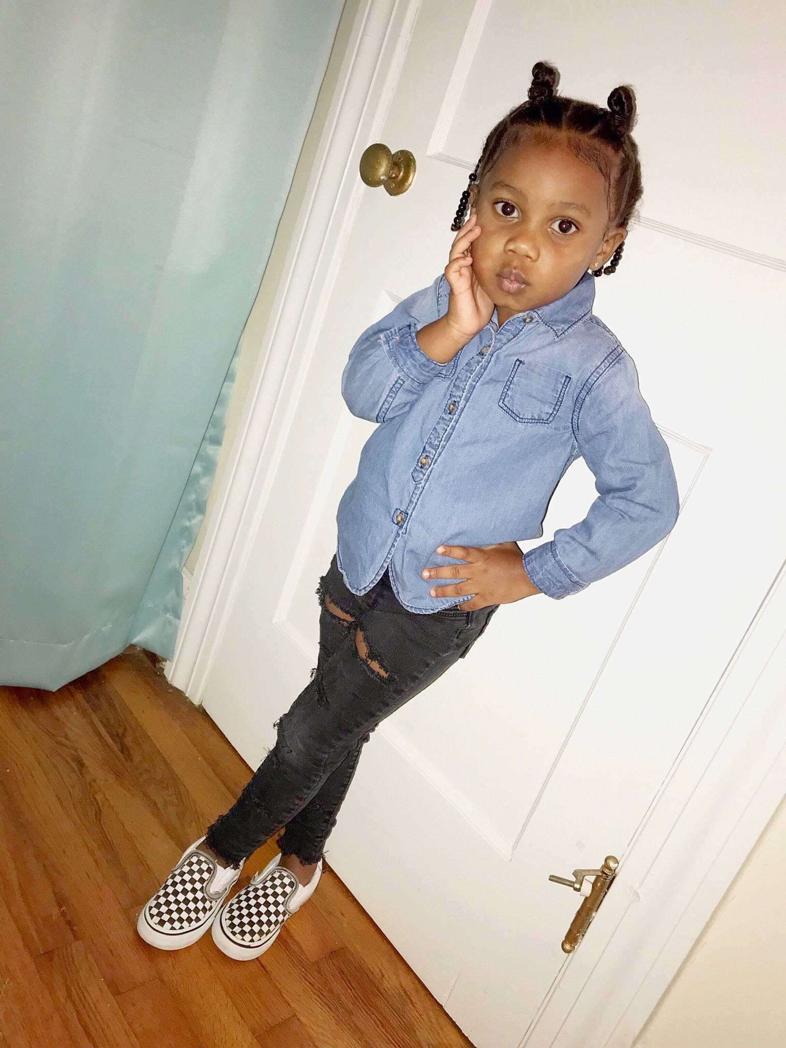 Londyn is registered to the contest to win money with this photo: abdomen, child, child_model, denim, footwear, jeans, leg, person, shoe, sleeve, standing, toddler, trousers, trunk, white