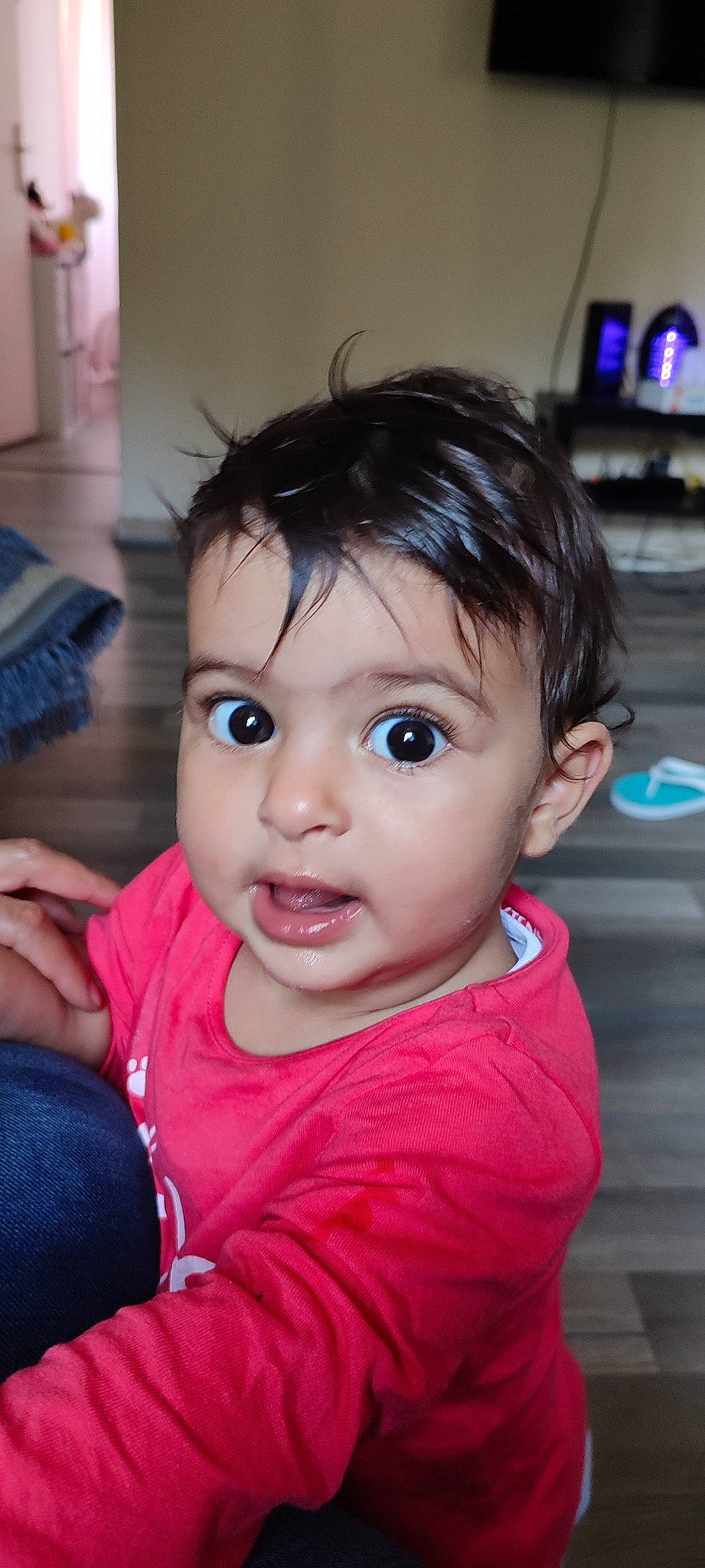 Manessa a rejoint le concours — aidez-le/la à gagner de superbes lots ! baby, black_hair, cheek, child, ear, eyebrow, eyelash, face, forehead, fun, gesture, happy, lip, mouth, neck, nose, person, skin, smile, surprise