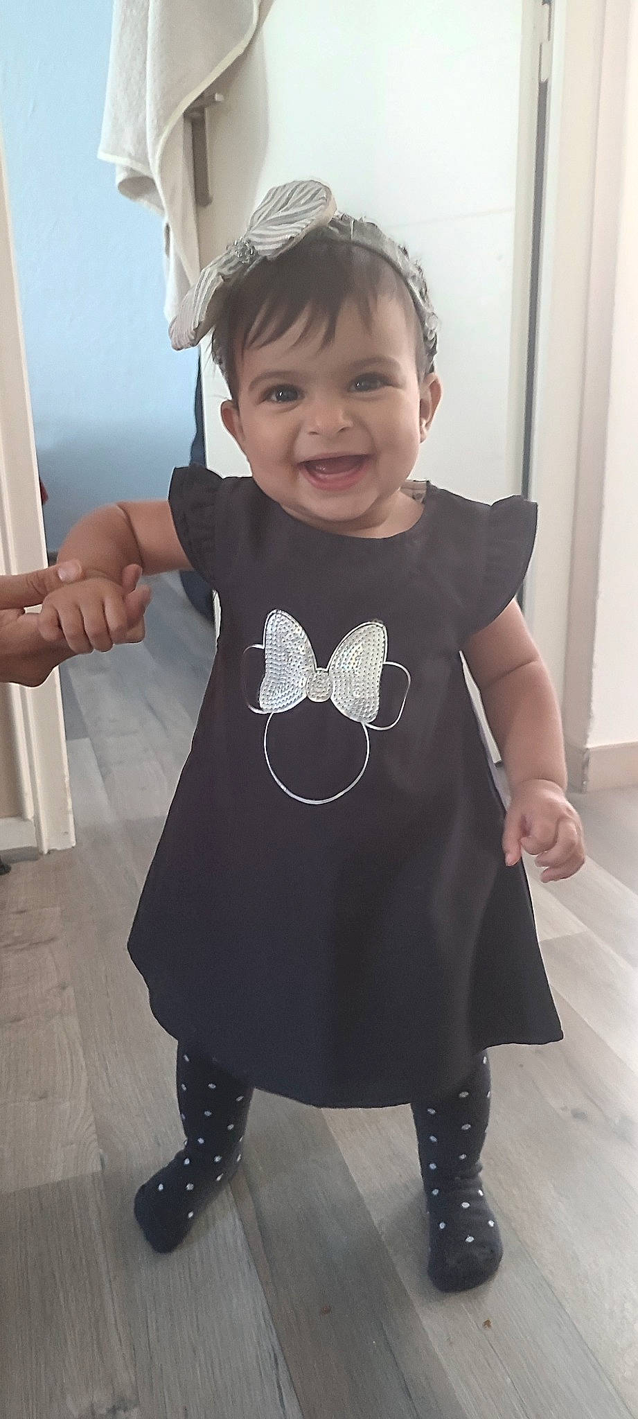 Manessa a rejoint le concours — aidez-le/la à gagner de superbes lots ! arm, baby_toddler_clothing, black, eye, face, finger, gesture, hair, hand, happy, head, human_body, joint, joy, neck, outerwear, person, product, sleeve, smile