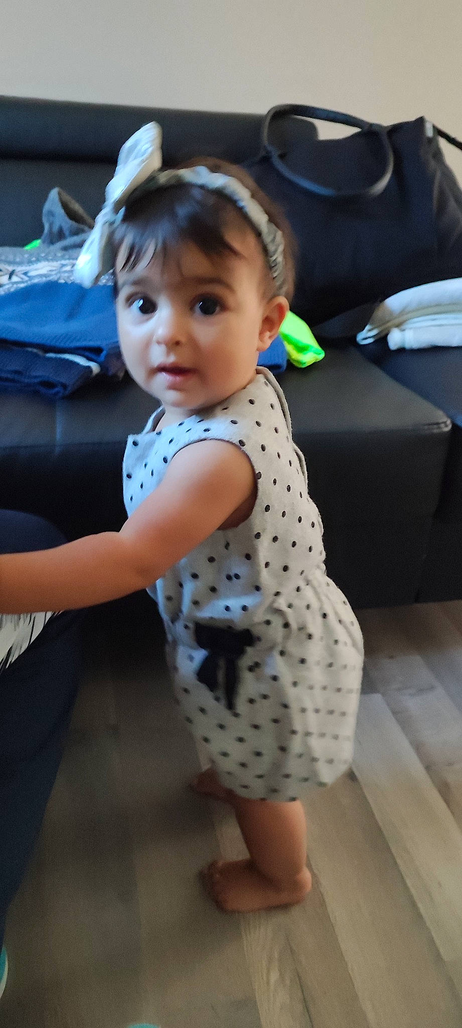 Manessa a rejoint le concours — aidez-le/la à gagner de superbes lots ! arm, baby_toddler_clothing, child, comfort, eye, flooring, fun, happy, human_leg, joint, knee, neck, pattern, person, sandal, sitting, skin, sleeve, surprise, t_shirt