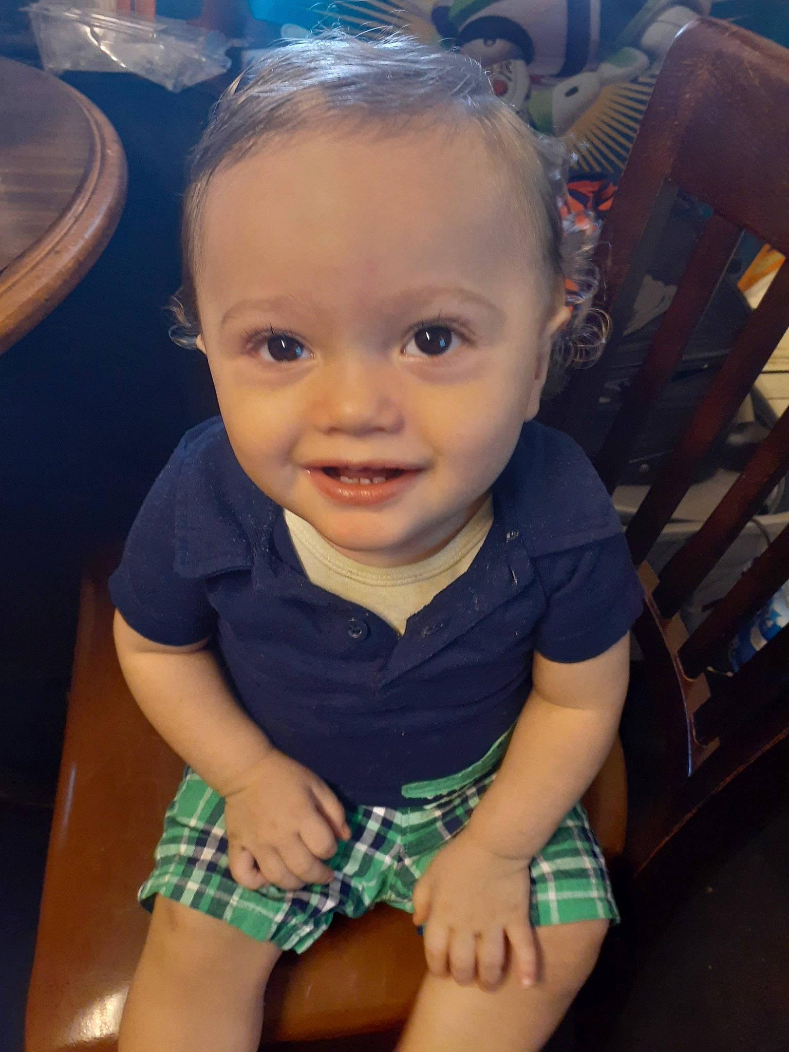 Vincent is registered to the contest to win money with this photo: baby, cheek, child, chin, cool, eye, face, facial_expression, forehead, hair, head, iris, leg, lip, nose, people, person, sitting, skin, smile