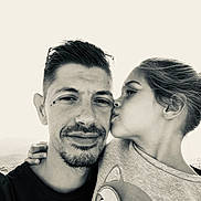 Celena a rejoint le concours — aidez-le/la à gagner de superbes lots ! black_and_white, child, man, kiss, affection, portrait, close_up, family, smile, casual_clothing, outdoor, young_girl, father, love, cute, sweater, glasses, earrings, happy, hair