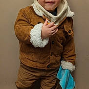 Jonas a rejoint le concours — aidez-le/la à gagner de superbes lots ! blue_blanket, boots, brown_jacket, casual_clothing, child, corduroy, curious_expression, cute, flooring, fluffy_lining, indoor_lighting, indoors, looking_up, portrait, small_hands, standing, toddler, warm_clothing, wooden_floor, young_child