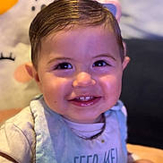 Jonas a rejoint le concours — aidez-le/la à gagner de superbes lots ! toddler, child, smiling, face, bib, food, hand, hair, indoor, cute, happy, young_child, person, portrait, clothing, table, feeding, expression, baby, sitting