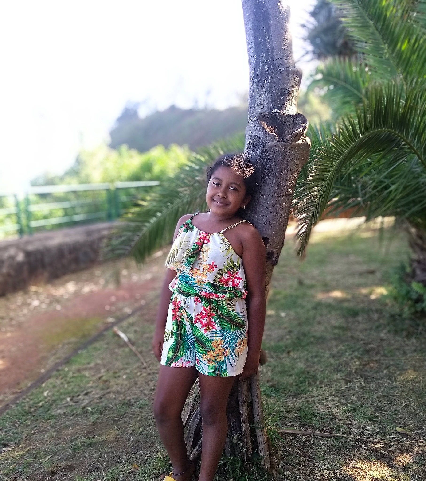 Maëva a rejoint le concours — aidez-le/la à gagner de superbes lots ! adaptation, beauty, child, dress, grass, happy, joy, leg, long_hair, palm_tree, person, photo_shoot, photography, plant, shoulder, smile, summer, sunlight, tree, vacation