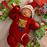 Paul a rejoint le concours — aidez-le/la à gagner de superbes lots ! baby, infant, christmas, holiday, red_clothing, santa_hat, sleeping, gift_wrap, presents, plush, reindeer, cozy, blanket, festive, cute, child, holiday_season, smiling_toy, soft_texture, indoors