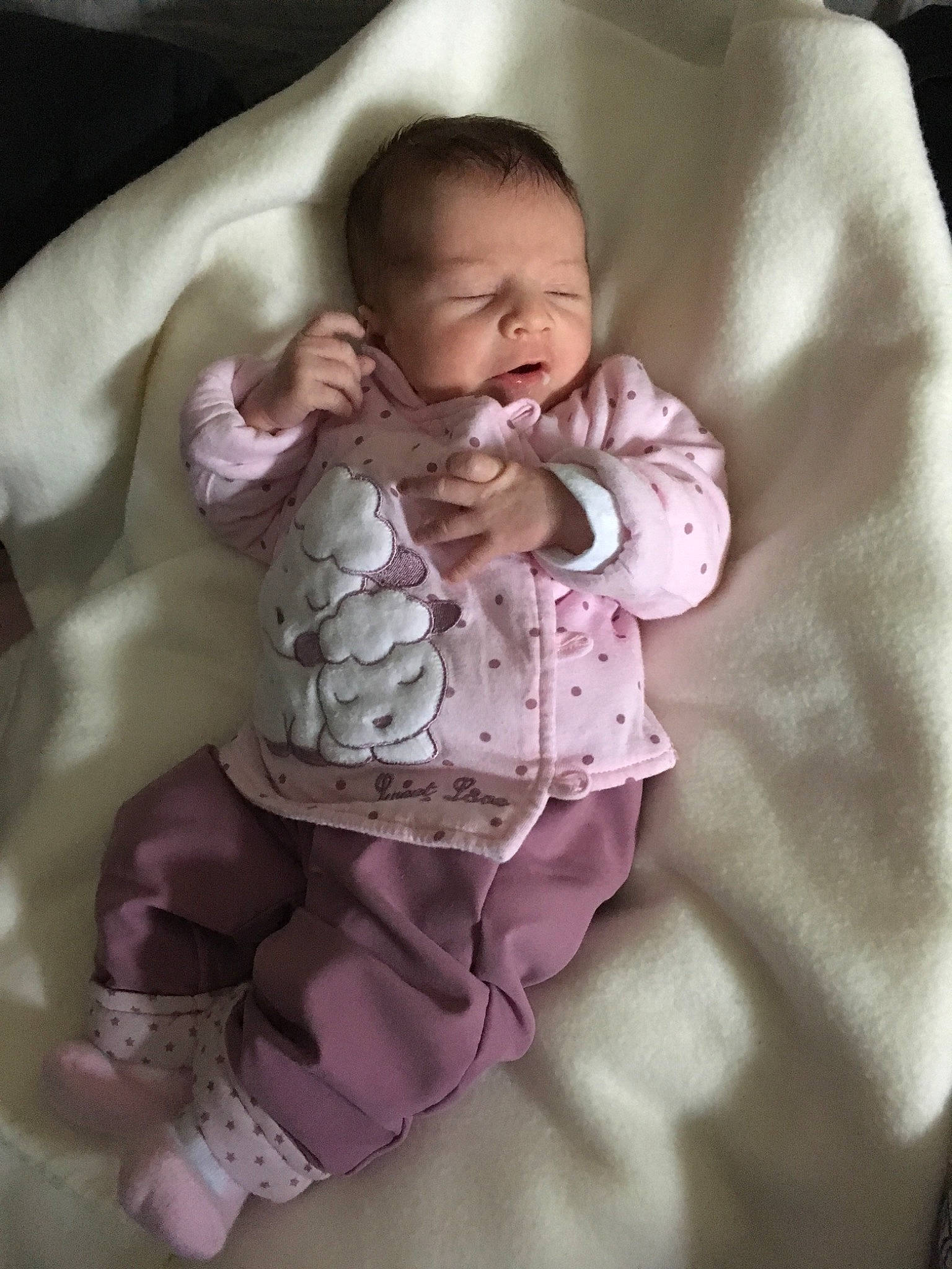 Manon participe au concours pour gagner de l'argent avec cette photo : baby_products, child, finger, girl, infant, person, pink, product, skin, sleep, textile, toddler