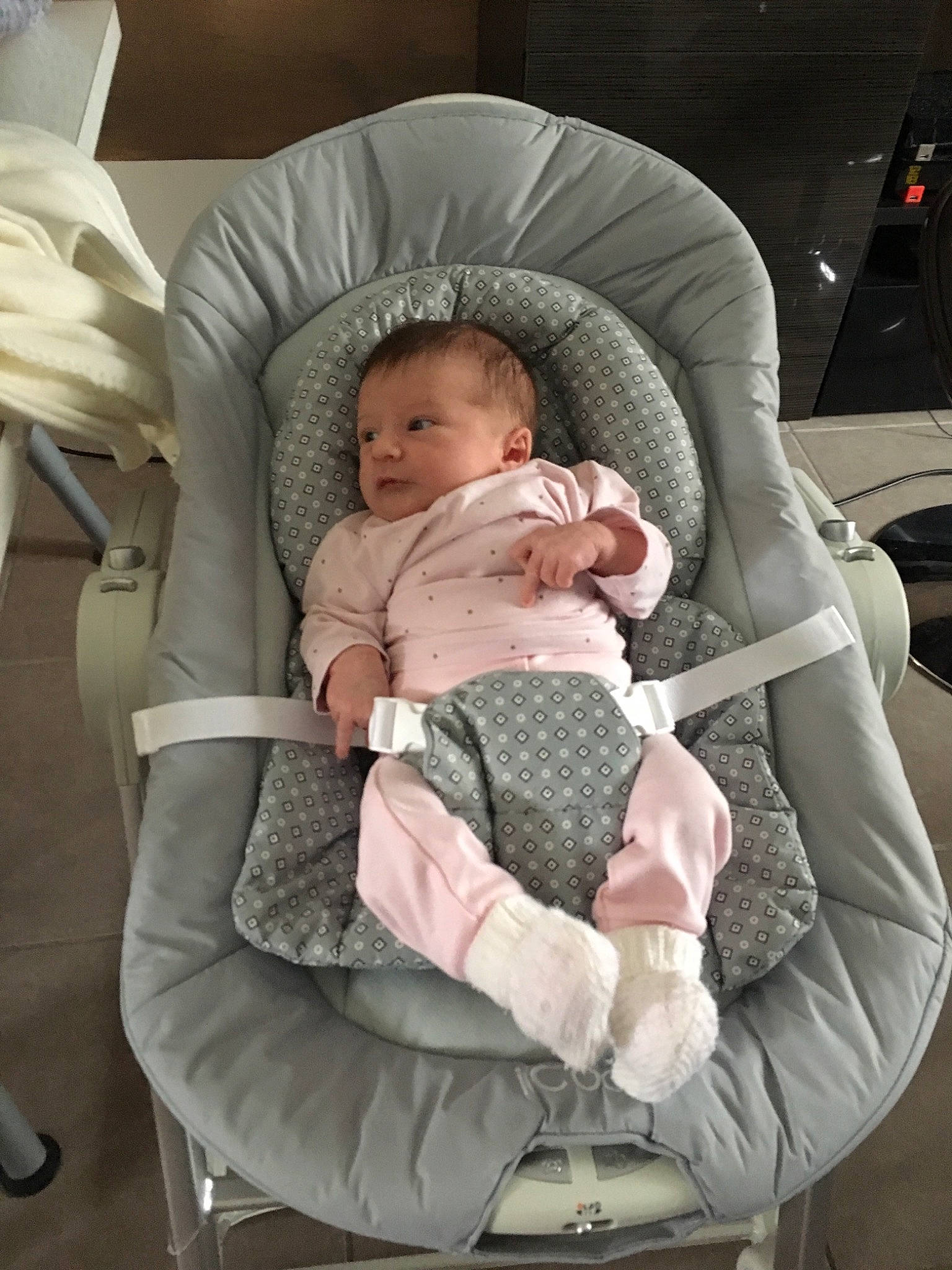 Manon a rejoint le concours — aidez-le/la à gagner de superbes lots ! baby_carriage, baby_products, bed, car_seat, car_seat_cover, child, comfort, furniture, girl, infant, infant_bed, person, product, sitting, toddler
