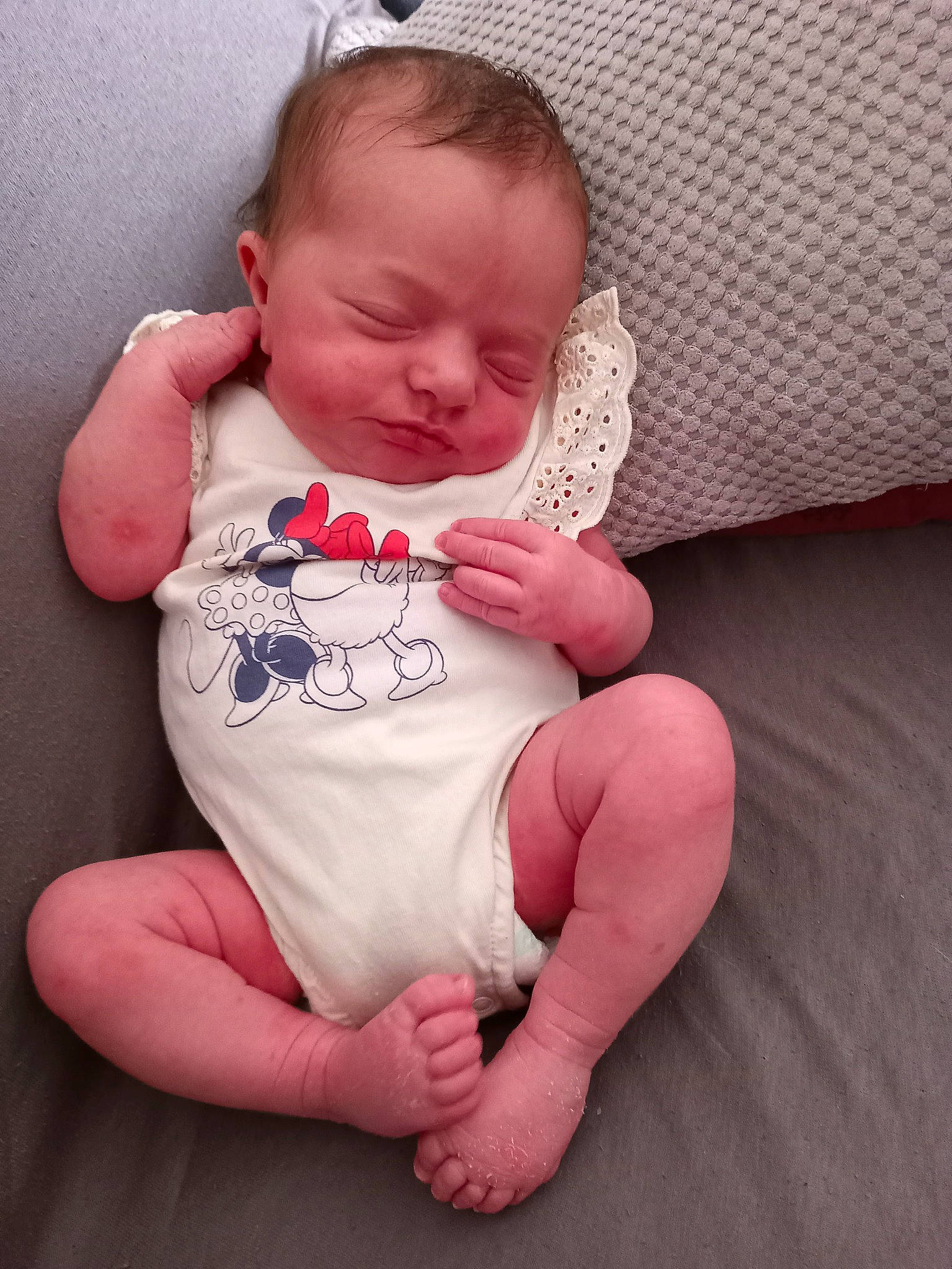 Elyana a rejoint le concours — aidez-le/la à gagner de superbes lots ! baby, baby_toddler_clothing, cheek, comfort, eye, face, finger, hair, hand, head, human_body, leg, lip, mouth, neck, nose, person, skin, sleeve, stomach