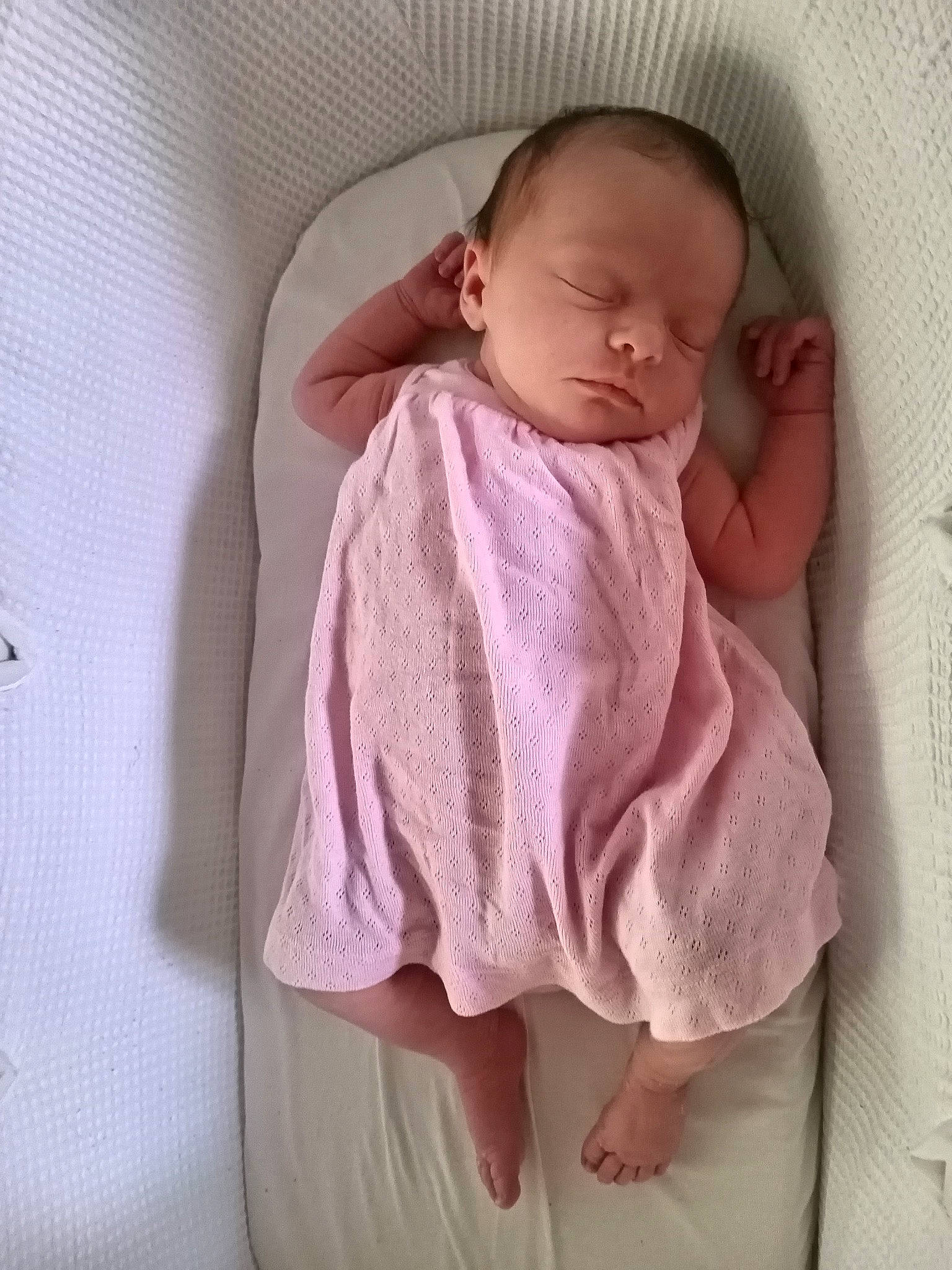 Elyana a rejoint le concours — aidez-le/la à gagner de superbes lots ! baby, baby_products, baby_sleeping, baby_toddler_clothing, bedding, bedtime, cheek, child, comfort, head, linens, magenta, neck, person, pink, room, sitting, skin, sleeve, textile