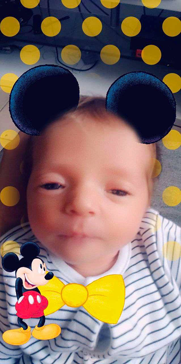 Elza participe au concours pour gagner de l'argent avec cette photo : baby, baby_playing_with_toys, child, ear, head, person, photomontage, toddler, yellow