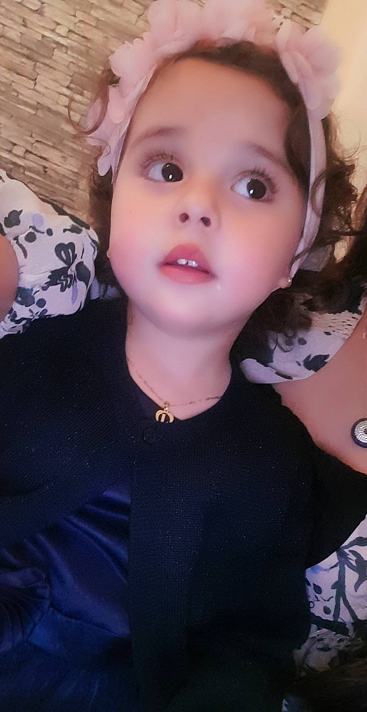 Lara a rejoint le concours — aidez-le/la à gagner de superbes lots ! black_hair, cheek, chin, cool, ear, eyebrow, eyelash, flash_photography, forehead, happy, head, iris, jaw, lip, mouth, neck, nose, person, skin, smile