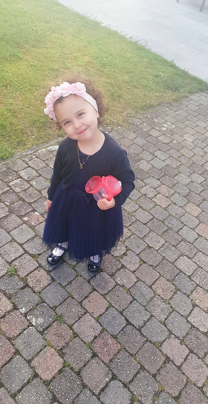 Lara a rejoint le concours — aidez-le/la à gagner de superbes lots ! baby_toddler_clothing, child, eye, face, flooring, flower, fun, grass, hair, hairstyle, happy, hat, head, headwear, joy, pattern, people_in_nature, person, petal, road_surface