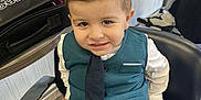 Diego a rejoint le concours — aidez-le/la à gagner de superbes lots ! barber_chair, boy, child, clothing, floor, furniture, hair_products, hair_spray, haircut, indoor, mirror, person, portrait, salon, seat, shoes, short_hair, smiling, tie, vest