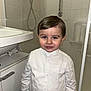 Diego participe au concours pour gagner de l'argent avec cette photo : bathroom, boy, cabinet, child, clean, clothing, curious, face, grab_bar, hair, indoor, person, portrait, showerhead, sink, smile, standing, tiles, white_shirt, young