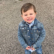 Diego participe au concours pour gagner de l'argent avec cette photo : boy, casual, child, clothing, cute, denim_jacket, denim_jeans, expression, face, hair, outdoor, pavement, person, portrait, smiling, sneakers, stairs, standing, urban, young
