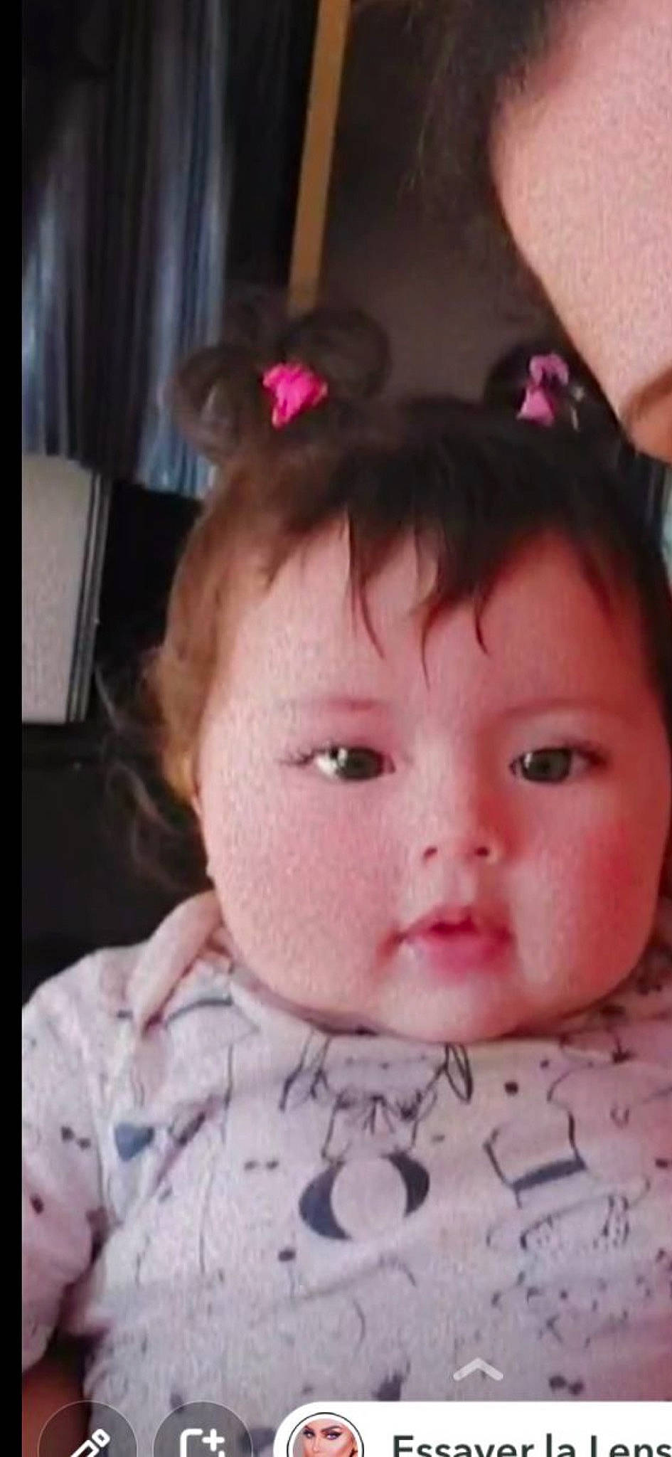 Malak participe au concours pour gagner de l'argent avec cette photo : black_hair, cheek, chin, ear, eyebrow, eyelash, finger, forehead, hair, happy, head, iris, lip, mouth, neck, nose, person, pink, skin, sleeve