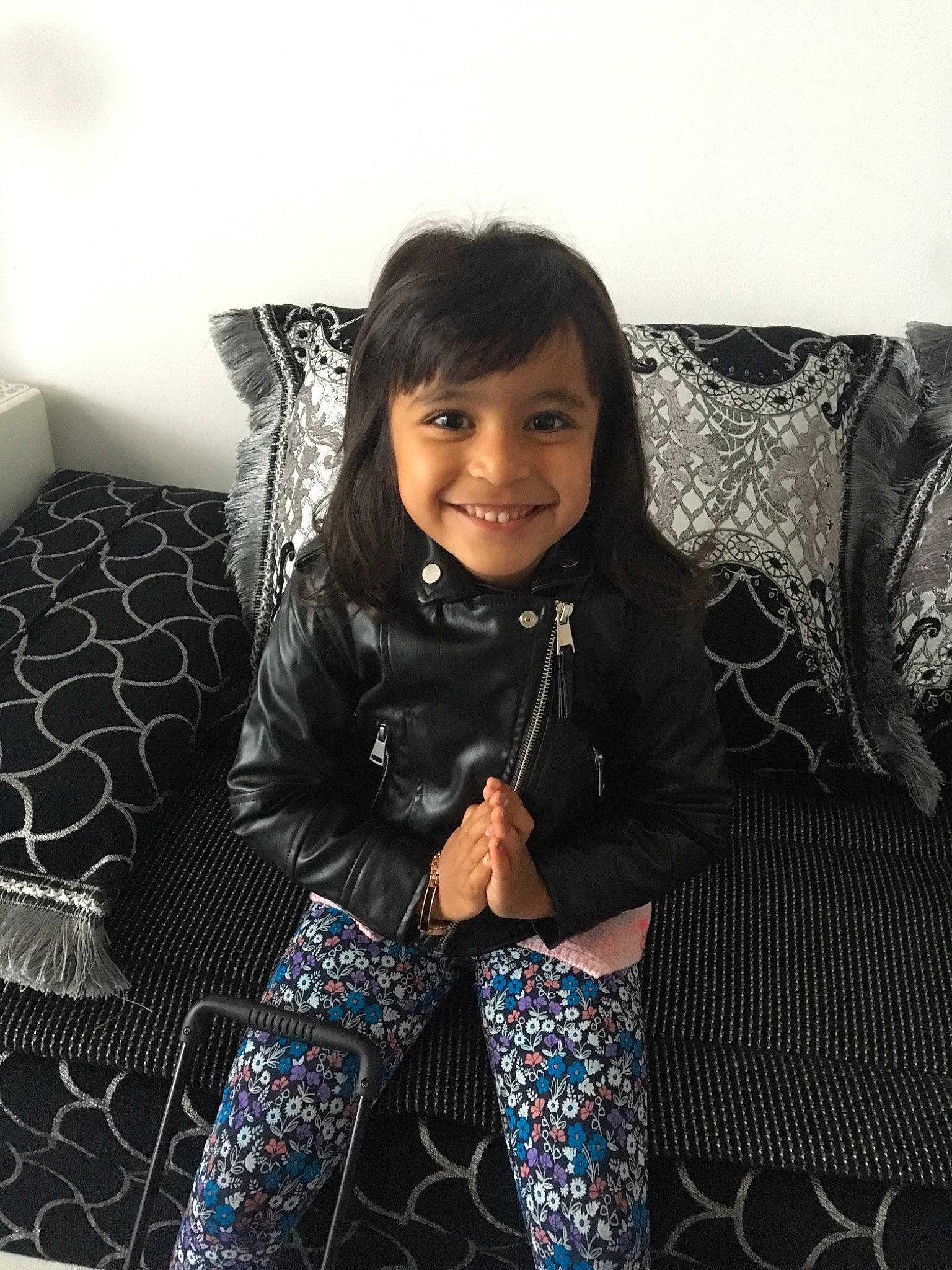 Nysrine participe au concours pour gagner de l'argent avec cette photo : black, black_and_white, black_hair, comfort, cool, couch, facial_expression, flash_photography, fun, hairstyle, happy, human, joy, leg, monochrome, pattern, person, shoulder, sleeve, smile